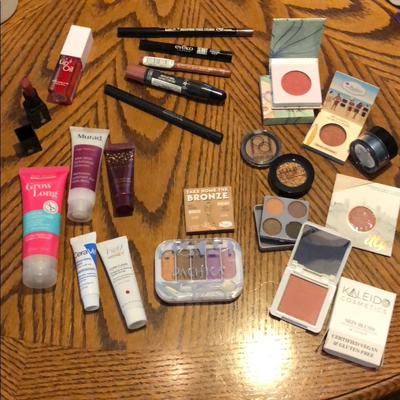 Makeup Bag + 3 Samples - Picture 2 of 2